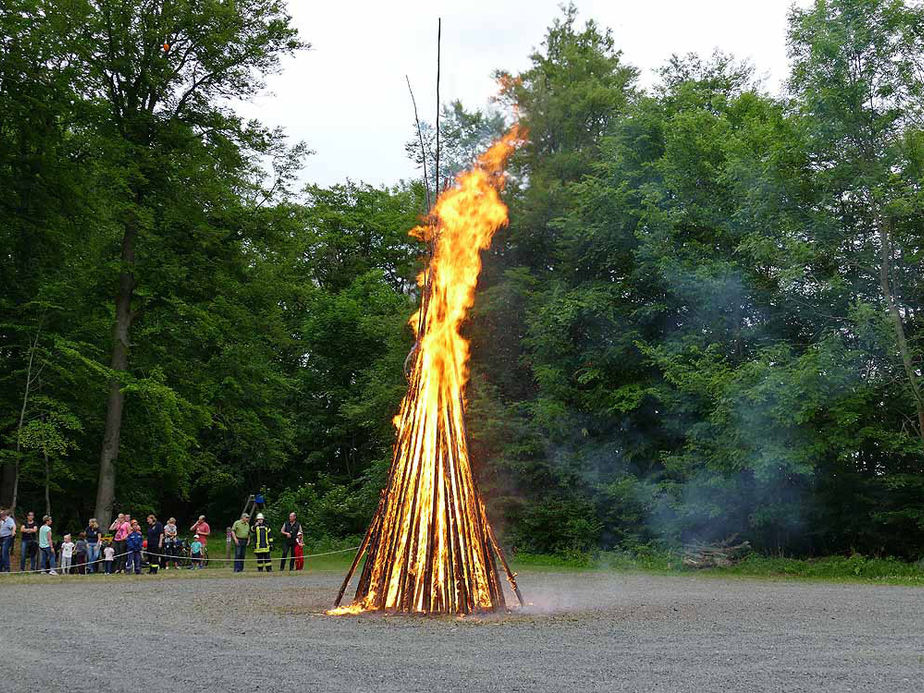 Entzünden des Johannifeuers (Foto: Karl-Franz Thiede)